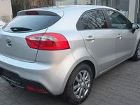 Gebraucht Kia Rio Edition 7 109 PS (80 kW) 2014 Silber Limousine