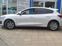 Neu Ford Focus Titanium 125 PS (91 kW) 2025 Moondust silver Limousine