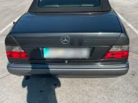 Używany Mercedes E220 150 KM (110 kW) 1993 Czarny Kabriolet