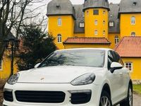 gebraucht Porsche Cayenne in weiß - Vollleder/ Navi/ 8-fach bereift