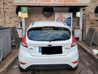 Gebraucht Ford Fiesta Trend 101 PS (74 kW) 2012 Weiß Kleinwagen