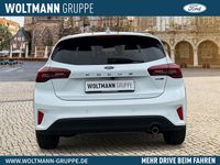Gebraucht Ford Focus Titanium 125 PS (91 kW) 2022 Frostweiß Limousine