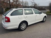 Gebraucht Skoda Octavia Elegance 140 PS (102 kW) 2013 Weiß Kombi