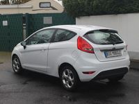 Gebraucht Ford Fiesta Titanium 82 PS (60 kW) 2010 Weiß Limousine
