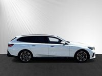 Gebraucht BMW 520 M Sport 197 PS (144 kW) 2025 Mineralweiß metallic Kombi