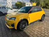 Neu Renault 5 E-Tech Iconic 110 kW (150 PS) 2026 Pop yellow mit black pearl Kleinwagen