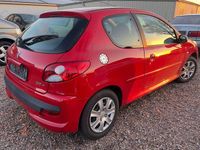 Gebraucht Peugeot 206+ 75 PS (55 kW) 2009 Farbe rot aden/flach standard Kleinwagen
