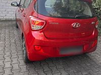 Gebraucht Hyundai i10 87 PS (63 kW) 2015 Rot Kleinwagen