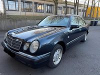 Gebraucht Mercedes E240 170 PS (125 kW) 1998 Blau Limousine