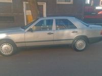 Gebraucht Mercedes E230 131 PS (96 kW) 1986 Grau Limousine