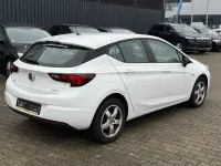 Używany Opel Astra Selection 105 KM (77 kW) 2016 Biały Sedan/Limuzyna