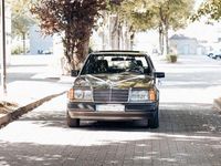 Gebraucht Mercedes E230 132 PS (97 kW) 1987 Gold Limousine