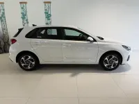 Neu Hyundai i30 GO! 97 PS (71 kW) 2025 Shimmering silver meta... Limousine
