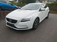 Gebraucht Volvo V40 Momentum 122 PS (89 kW) 2019 Weiß Kombi