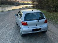 Gebraucht Toyota Yaris 65 PS (47 kW) 2005 Silber Limousine