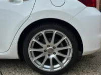 Gebraucht Toyota Auris 99 PS (72 kW) 2011 Weiß Kleinwagen