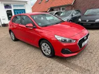 Gebraucht Hyundai i30 Pure 99 PS (72 kW) 2020 Rot Limousine