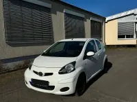 Gebraucht Toyota Aygo 68 PS (50 kW) 2010 Weiß Kleinwagen