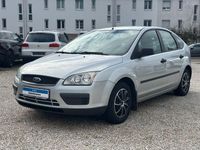 Gebraucht Ford Focus Trend 90 PS (66 kW) 2005 Silber Limousine