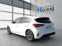Gebraucht Ford Focus ST-Line X 155 PS (114 kW) 2023 Frozen white Limousine