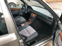 Gebraucht Mercedes E230 132 PS (97 kW) 1990 Grau Limousine