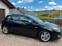 Używany Opel Astra Cosmo 2011 Czarny Sedan/Limuzyna