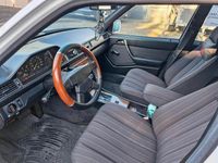 Gebraucht Mercedes E230 131 PS (96 kW) 1988 Weiß Limousine