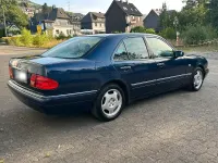 Gebraucht Mercedes E200 136 PS (100 kW) 1998 Blau Limousine