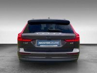 Gebraucht Volvo V60 Core 163 PS (119 kW) 2023 Grau (platinum grey / metallic) Kombi