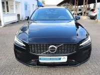 Gebraucht Volvo V60 Plus 197 PS (144 kW) 2022 Black solid stone Kombi