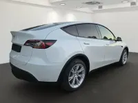 Gebraucht Tesla Model Y 378 kW (514 PS) 2022 Sonderlackierung perlweiß (metallic) SUV