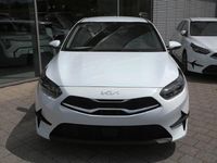 Neu Kia Ceed Spirit 140 PS (102 kW) 2025 Carraraweiß Kleinwagen