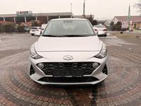 Gebraucht Hyundai i10 Trend 67 PS (49 kW) 2022 Sleek silver / met Kleinwagen