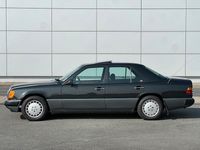 Używany Mercedes E230 136 KM (100 kW) 1990 Brązowy Sedan/Limuzyna
