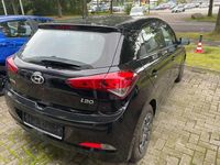 Gebraucht Hyundai i20 Classic 75 PS (55 kW) 2017 Schwarz Kleinwagen