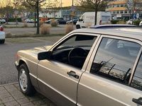 Gebraucht Mercedes 190 75 PS (55 kW) 1990 Gold Limousine