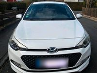 Gebraucht Hyundai i20 84 PS (61 kW) 2017 Weiß Kleinwagen