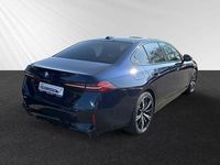 Gebraucht BMW 550e M Sport 489 PS (359 kW) 2024 Bmw individual tansanitblau metallic Limousine