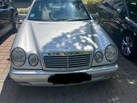 Używany Mercedes E280 142 KM (104 kW) 1997 Srebrny Sedan/Limuzyna