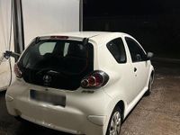 Gebraucht Toyota Aygo 68 PS (50 kW) 2012 Weiß Kleinwagen