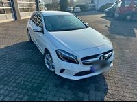 Gebraucht Mercedes A180 122 PS (89 kW) 2016 Weiß Limousine