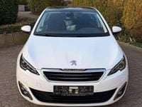 Gebraucht Peugeot 308 Allure 131 PS (96 kW) 2015 Weiß Limousine