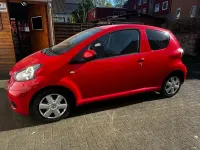 Gebraucht Toyota Aygo 68 PS (50 kW) 2011 Rot Kleinwagen