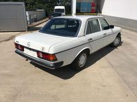 Gebraucht Mercedes 200 107 PS (78 kW) 1982 Weiß Limousine