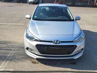 Gebraucht Hyundai i20 Classic 84 PS (61 kW) 2017 Silber Limousine