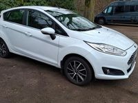 Gebraucht Ford Fiesta Titanium 101 PS (74 kW) 2016 Weiß Kleinwagen