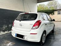 Gebraucht Hyundai i20 85 PS (62 kW) 2013 Weiß Kleinwagen