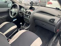 Usado Peugeot 206 Premium 88 HP (64 kW) 2004 Preto Sedan