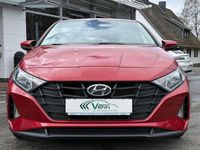 Gebraucht Hyundai i20 Select 84 PS (61 kW) 2021 Dragon red / met Kleinwagen
