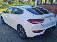 Gebraucht Hyundai i30 Life 140 PS (102 kW) 2024 Serenity white pearl Limousine